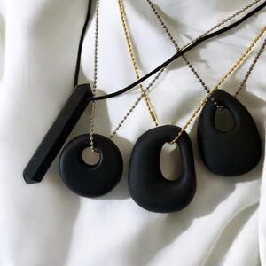 Collar masticable con colgante Black Chewlry, collar de silicona masticable para estimular la mente. imagen 19