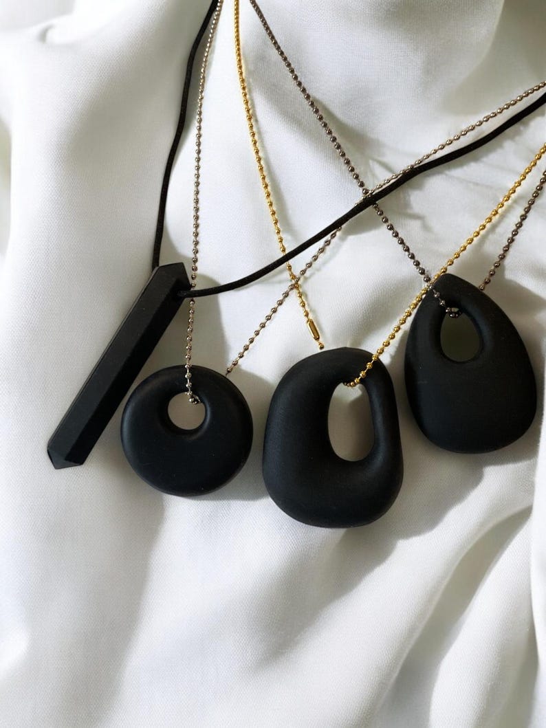 Collar masticable con colgante Black Chewlry, collar de silicona masticable para estimular la mente. imagen 19