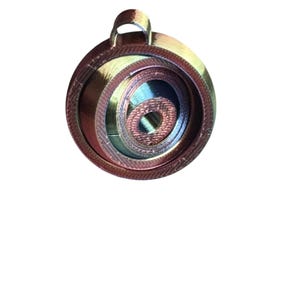 Peut inclure: Un pendentif circulaire avec un motif en spirale. Le pendentif présente des anneaux concentriques dans des tons or, cuivré et sarcelle. Il possède une petite boucle en haut pour une chaîne. Le design est détaillé et complexe.