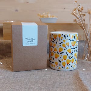 BRUCIA ESSENZE CERAMICA. "Fiorellini gialli". In ceramica smaltata con fiorellini gialli dipinti.