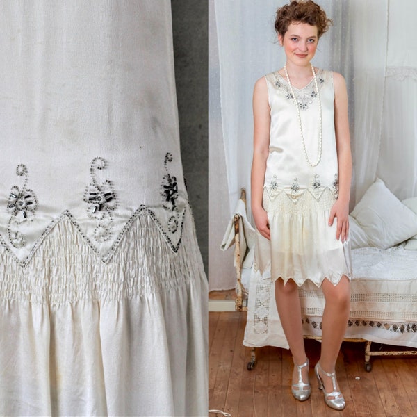 Robe en soie blanche des années 1920 avec des perles de verre argentées//robe de style garçonne pour femme//taille S