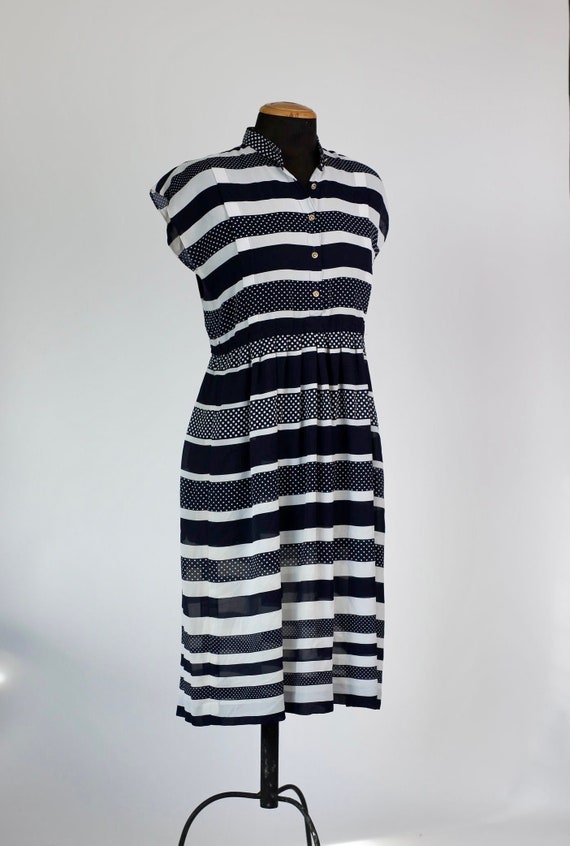 Late 1970s Vintage White and Navy Blue Dress with… - image 7