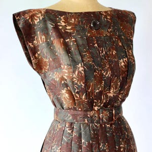 1950s R&K Originals brown sleeveless belted dress with abstract floral print//Pleated skirt and top