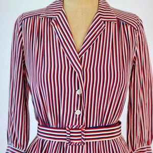 1940s Vintage Striped Dress in Blue, Red White // Long Sleeves // Collar // Belted // Size M.