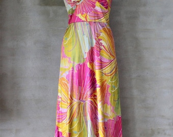 1970s Colorful Vintage Maxi Halter Neck Dress//Colorful//Size S/M.