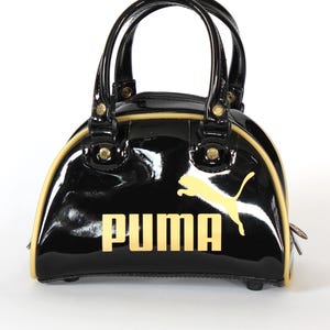 Bolso Puma vintage de vinilo negro y dorado con asa superior, años 90 // Bolso deportivo pequeño