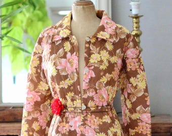 Bata acolchada marrón de los años 60 con grandes flores rosas y amarillas //Abrigo ligero//Talla M/L