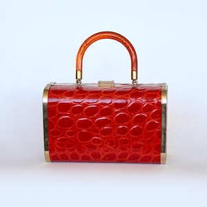 Bolso/Cartera tipo caja vintage italiano de piel roja brillante de los años 50 y 60 // Asa marrón // Estructura/herrajes de metal dorado // Giovanni, Italia