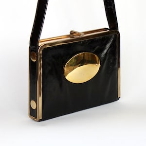 Bolso de hombro de piel negra de los años 60 // Cierre dorado y estructura metálica // Bon Gout, Copenhague / Proveedor de la Corte Real