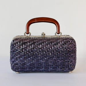Bolso/cartera con asa superior de paja morada, década de 1950 y 1960 // Asa marrón // Estructura y herrajes de metal plateado.
