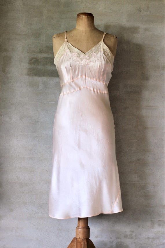 Robe nuisette en rayonne rose pâle des années 30 et 40