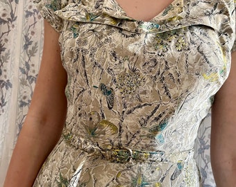 1940s Novelty Print Dress//With Belt//Butterflies and Flower Print//Zipper closure//. Size S/M.