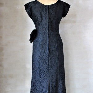 1950s Black Lace Pencil Dress with a Large Pink Bow//Size S/M image 5