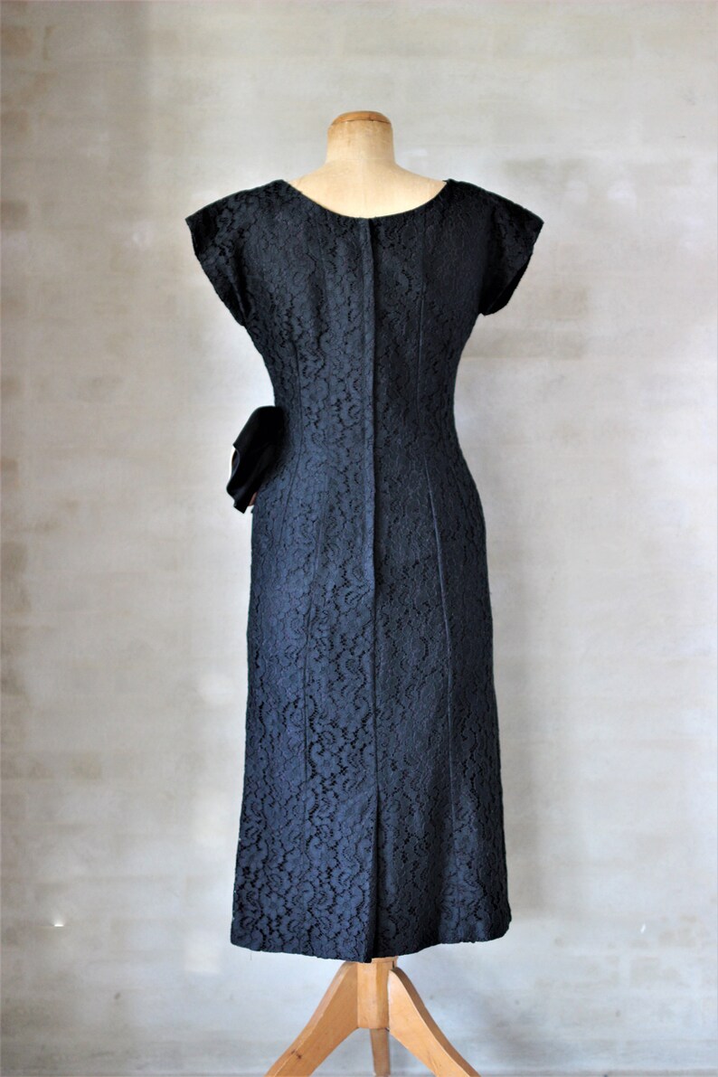 1950s Black Lace Pencil Dress with a Large Pink Bow//Size S/M image 5