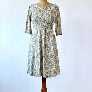 1940s Flower Print Dress in Grey and Soft Yellow//Bow on the side//Size M.