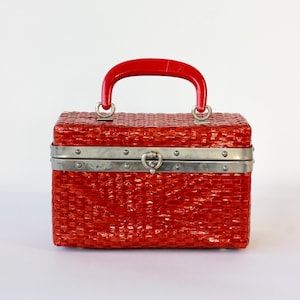 Bolso/cartera con asa superior de paja naranja, década de 1950 y 1960 // Asa roja // Estructura y herrajes de metal plateado.