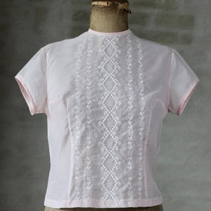 1950's Vintage Pale Pink Blouse with Embroidery//Short Sleeves//Size M