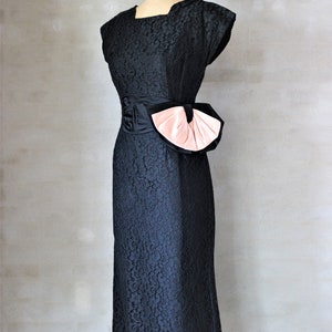 1950s Black Lace Pencil Dress with a Large Pink Bow//Size S/M image 3