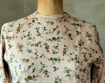 Blusa vintage bege, nunca usada, dos anos 70, com estampa de rosas verde-amareladas // Tamanho P
