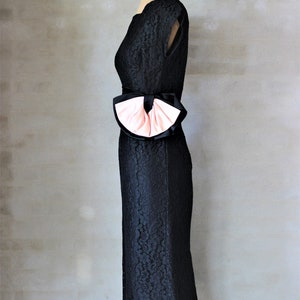1950s Black Lace Pencil Dress with a Large Pink Bow//Size S/M image 4
