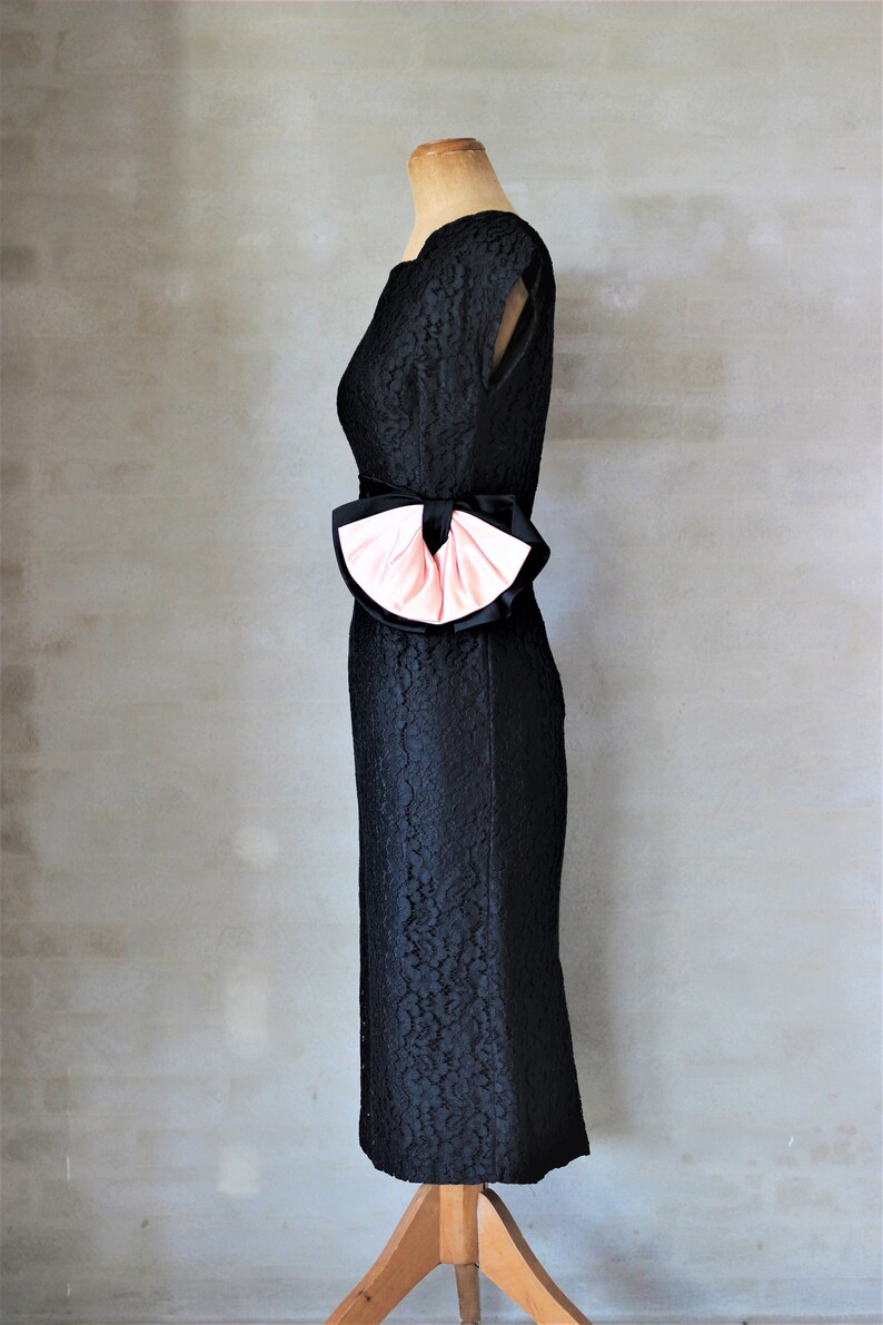 1950s Black Lace Pencil Dress with a Large Pink Bow//Size S/M image 4