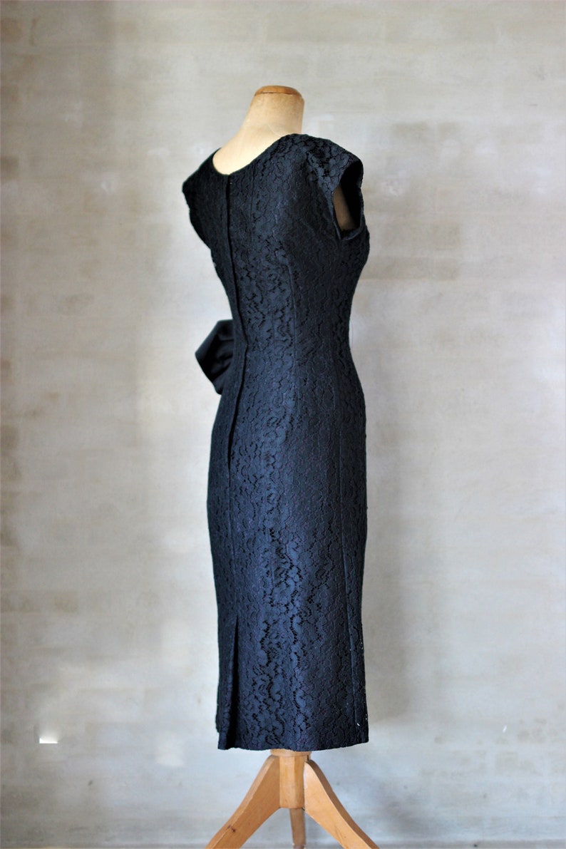 1950s Black Lace Pencil Dress with a Large Pink Bow//Size S/M image 10