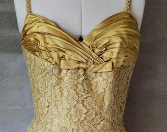 Vestido vintage de tirantes de satén dorado de los años 50 // Encaje floral con hilo plateado // Top con corpiño plisado // Fabricado por Carl Petersen Kolding, Dinamarca.
