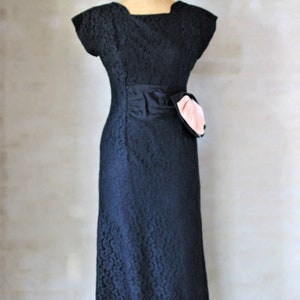 1950s Black Lace Pencil Dress with a Large Pink Bow//Size S/M image 2