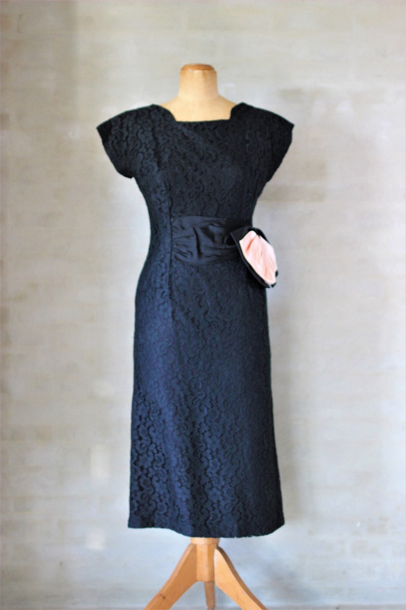 1950s Black Lace Pencil Dress with a Large Pink Bow//Size S/M image 2