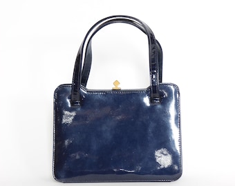 Sac à main en cuir verni bleu marine vintage des années 1950, 1960 // Bon Goût, Copenhague // Fournisseur de la Cour royale danoise //