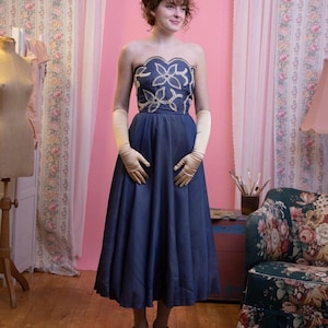 1950s Vintage RARE Navy Silk Organza Strapless Corset Cocktail Dress with Ivory Embroidery // Full Skirt // Size XS/S