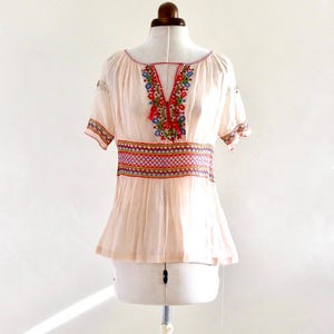 Chemisier/haut à manches courtes hongrois rose pâle des années 1920 et 1930 avec broderie florale//manches bouffantes et taille pincée//taille SX/S