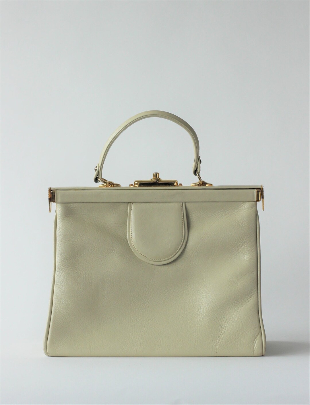 1960s Bon Goût White Leather Top Handle Bag With Red Leather