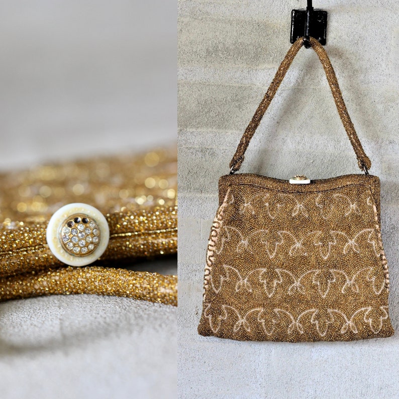 Puede incluir: Un bolso de noche de cuentas doradas con cierre de broche y un patr&oacute;n de mariposa decorativo. El bolso tiene un asa corta y una correa larga.