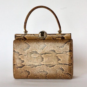 Bolso/cartera de piel de serpiente marrón de los años 50 con asa superior y cierre dorado