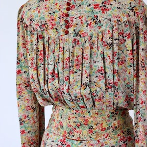1940s Flower Print Dress in Bright Colors // Novelty Print  // Drapped Body // Belted // Size M.