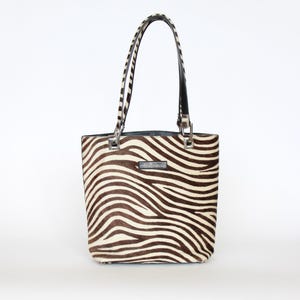 Bolsa vintage Mancinelli Milano, modelo shopper/ombro, com forro de pele sintética com estampa de zebra.