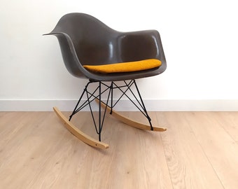 Vintage rocking chair "RAR" by Eames - Herman Miller