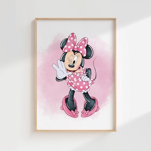 Puede incluir: Una impresi&oacute;n enmarcada de Minnie Mouse, con un vestido rosa de lunares, lazo y zapatos a juego. El personaje de dibujos animados gui&ntilde;a un ojo y saluda sobre un fondo rosa acuarela. La obra de arte est&aacute; en un marco de madera.