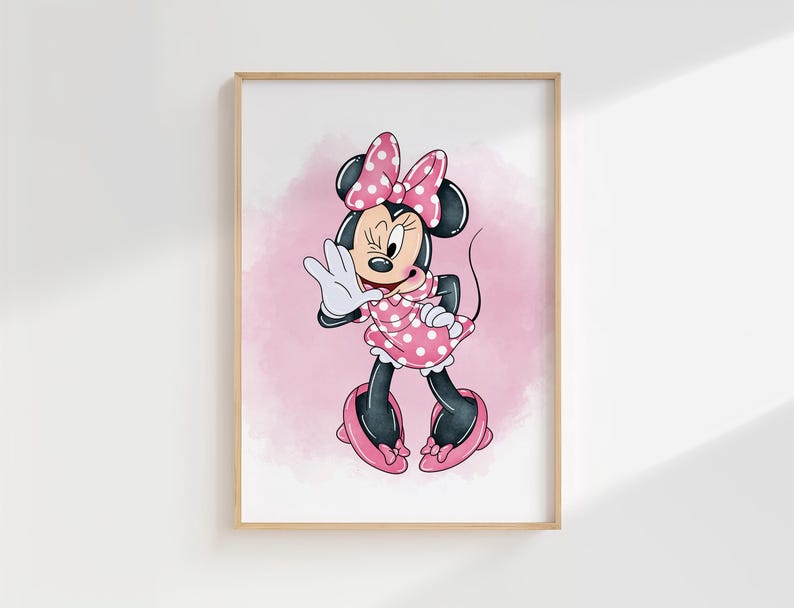 Puede incluir: Una impresi&oacute;n enmarcada de Minnie Mouse, con un vestido rosa de lunares, lazo y zapatos a juego. El personaje de dibujos animados gui&ntilde;a un ojo y saluda sobre un fondo rosa acuarela. La obra de arte est&aacute; en un marco de madera.