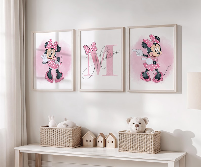 Puede incluir: Tres impresiones enmarcadas de Minnie Mouse en un entorno de guarder&iacute;a. Cada impresi&oacute;n presenta a Minnie con un vestido y lazo de lunares rosas, sobre un fondo rosa de acuarela. La impresi&oacute;n del medio incluye el nombre "Madison".