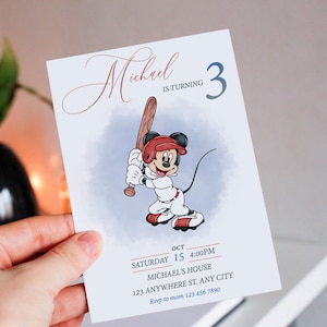 Op de afbeelding: Een verjaardagsuitnodiging met Mickey Mouse, gekleed in een honkbaluniform, met een knuppel in de hand. De uitnodiging is voor Michaels 3e verjaardag, met de datum en tijd vermeld als zaterdag 15 oktober om 16:00 uur. De locatie is Michaels huis, 123 Anywhere St., Any City. De RSVP-informatie is om mama te bellen op 123 456 7890.