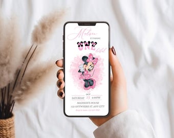 Könnte beinhalten: Eine digitale Einladung in Pink und Schwarz mit einem Cartoon-Bild von Minnie Mouse. Der Text lautet "Madison wird eins!" und enthält Details für eine Geburtstagsfeier.