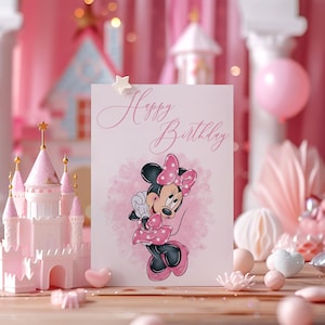 Könnte beinhalten: Rosa Geburtstagskarte mit dem Text "Happy Birthday" und einer Illustration von Minnie Mouse in einem rosa gepunkteten Kleid. Die Karte ist von rosa Dekorationen umgeben, darunter ein Schloss, Ballons und Herzen.