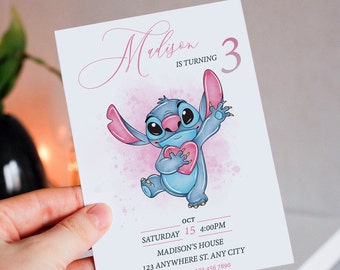 Op de afbeelding: Een roze en blauwe verjaardagsuitnodiging met een cartoon Stitch-personage dat een roze hart vasthoudt. De uitnodiging zegt "Madison wordt 3" en bevat details voor het feest, inclusief de datum, tijd en locatie.