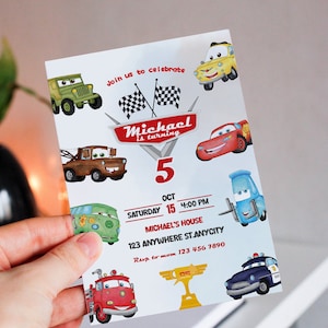 Op de afbeelding: Een Cars-thema verjaardagsuitnodiging met een rood-wit-blauwe geblokte vlag, een rode raceauto en de tekst "Doe mee met het vieren van Michaels 5e verjaardag. Zaterdag 15 oktober, 16:00 uur. Michaels huis, 123 Nergensstraat, Anycity. RSVP naar mama 123 456 7890."