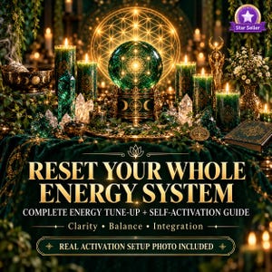 Peut inclure: Une sphère en cristal vert sur un support décoratif, entourée de bougies vertes, de cristaux transparents et d'un bol avec des phases lunaires. Le texte indique : RESET YOUR WHOLE ENERGY SYSTEM, COMPLETE ENERGY TUNE-UP + SELF-ACTIVATION GUIDE.