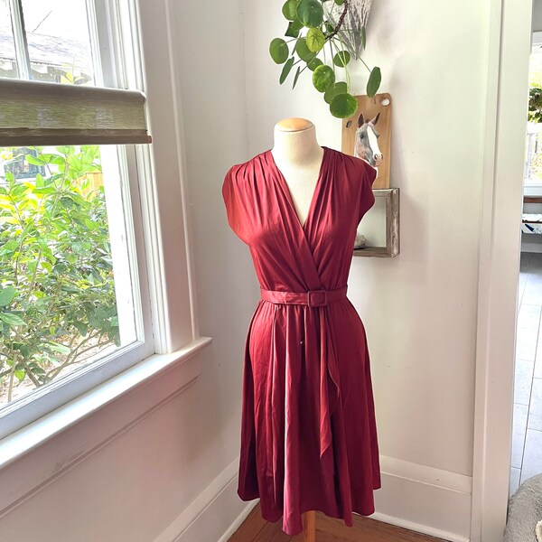 70s womens disco dress / maroon polyester with belt / silky / sexy plunge neckline / vintage wrap dress / size small to medium