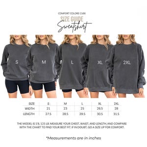 Pu&ograve; includere: Guida alle taglie per una felpa Comfort Colors 1566. L'immagine mostra cinque modelli che indossano la felpa nelle taglie S, M, L, XL e 2XL. Le misure sono fornite in pollici (1 pollice = 2,54 cm) per larghezza e lunghezza. La modella &egrave; alta 1,73 m e pesa 56,7 kg.
