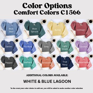 K&ouml;nnte beinhalten: Auswahl an Comfort Colors C1566 Sweatshirts in verschiedenen Farben, darunter Blue Jean, Butter und True Navy. Das Bild zeigt die Farboptionen mit Textbeschriftungen. Zus&auml;tzliche Farben verf&uuml;gbar: White & Blue Lagoon.